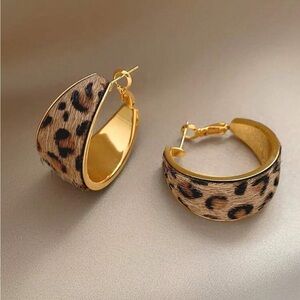BRAND NEW🤎SUPER CUTE Elegant Flocked Leopard Print Unique Design Hoop Earrings